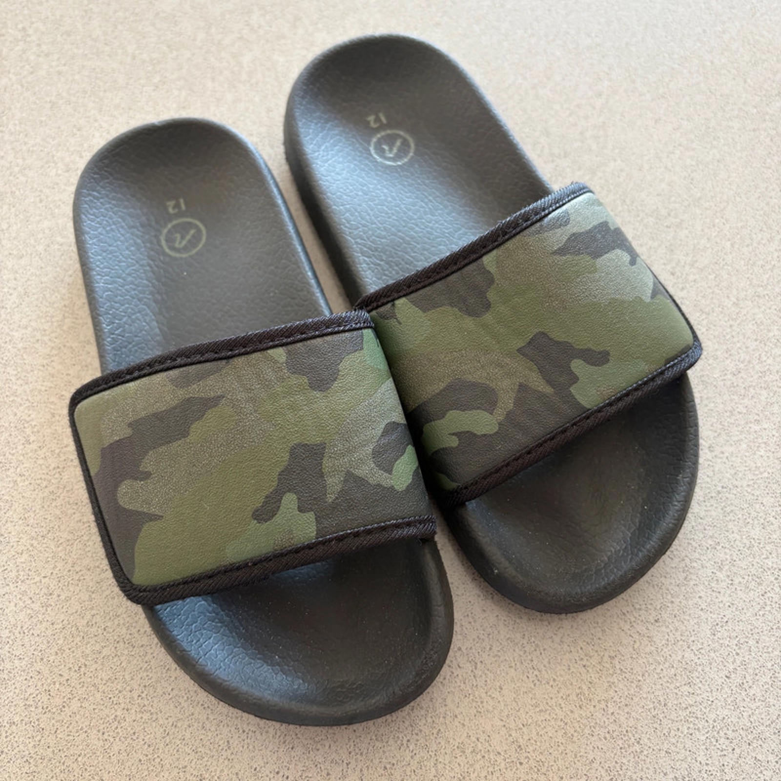 Boy size 12 Green Black Camouflage Sliders Flip Flops (34 02)