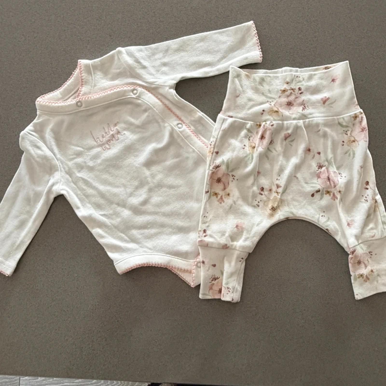 Baby Girl 1 month Mamas & Papas 2 Piece Hello World Outfit (26 04)