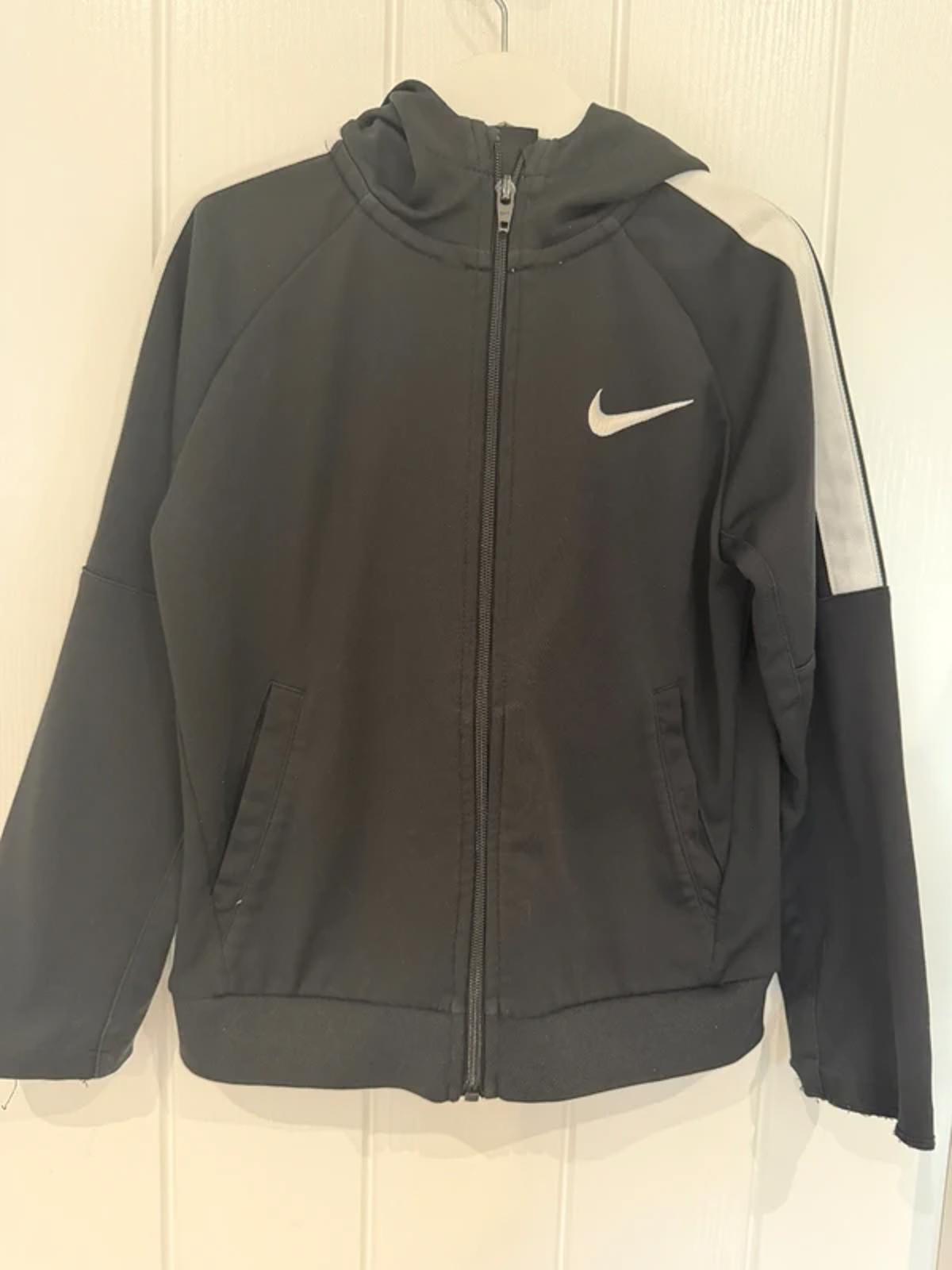 Boy 5-6 years Nike Black Hooded Zip Up Tracksuit Top (21  04)