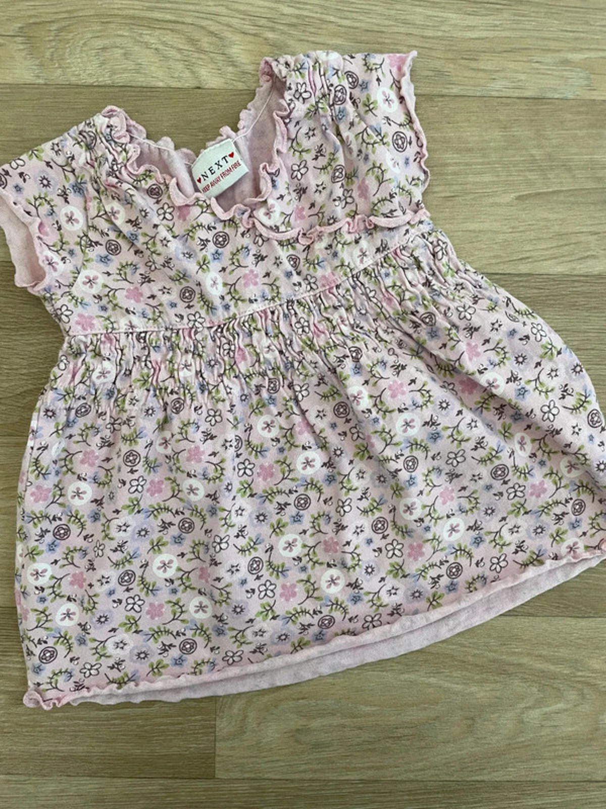 Baby Girl 6-9 months NEXT Pink Floral Short Sleeve Top with Smocking (49 31)