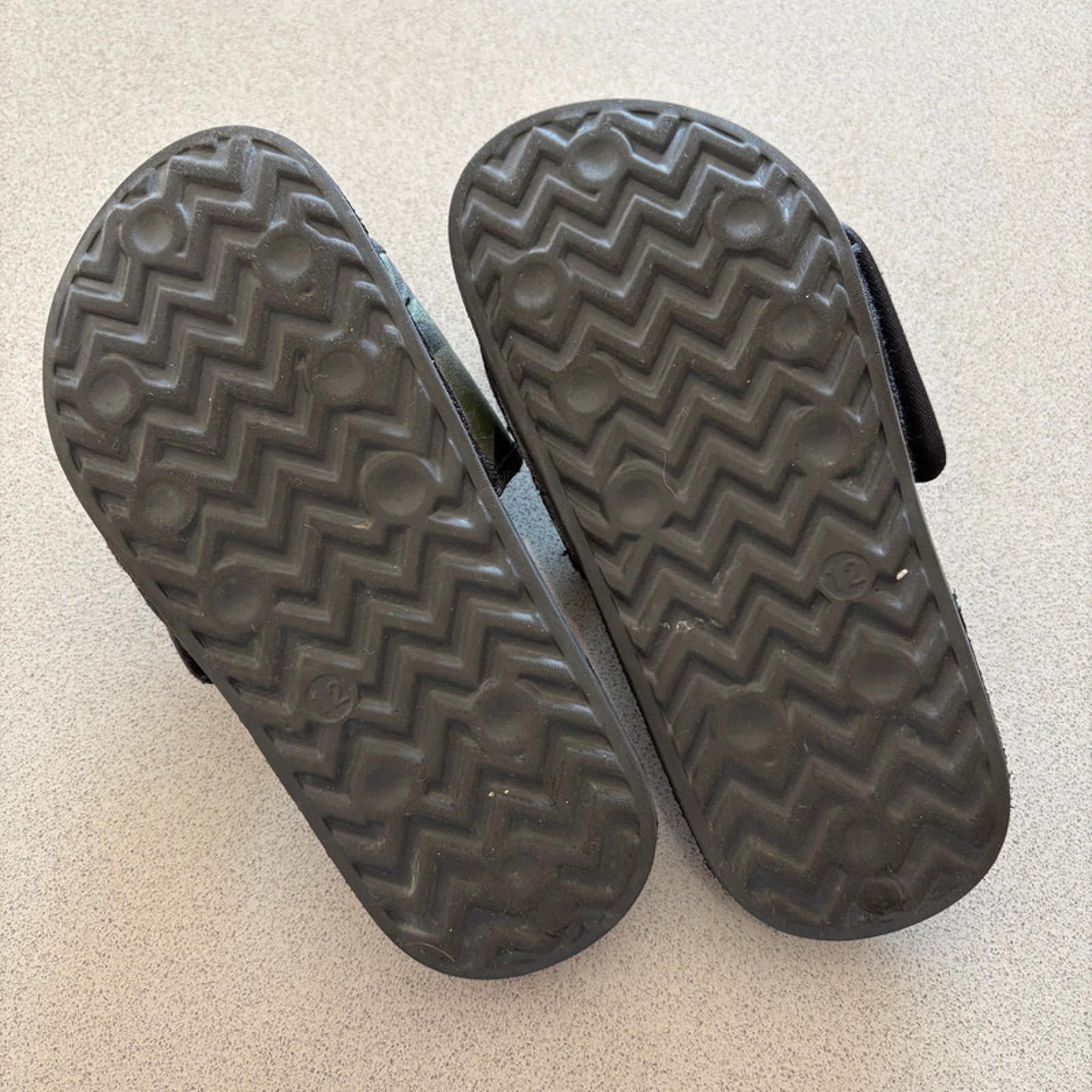 Boy size 12 Green Black Camouflage Sliders Flip Flops (34 02)