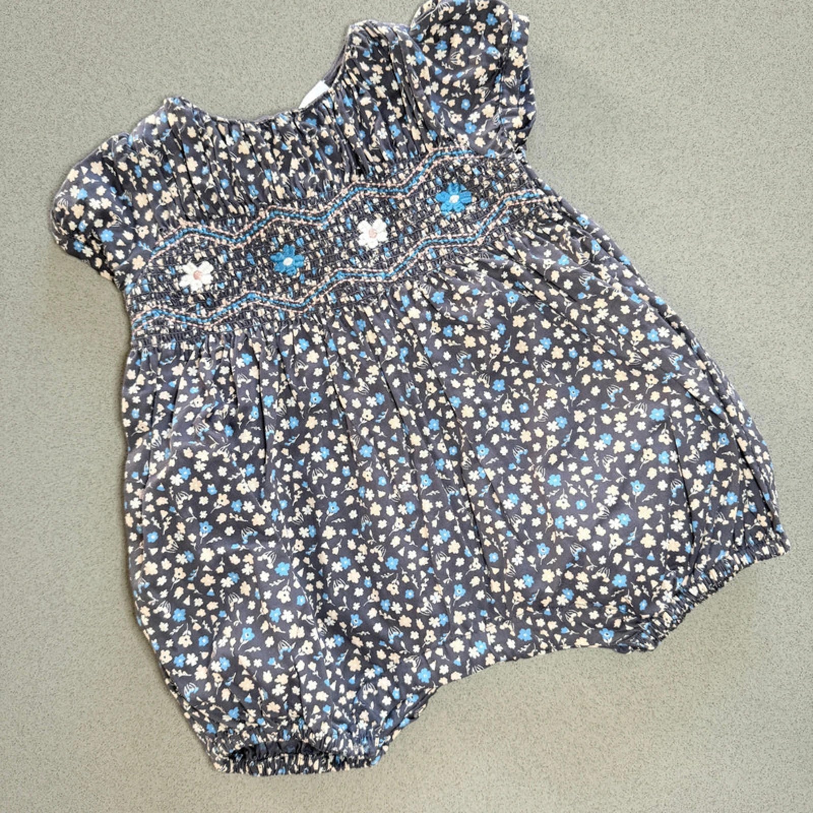 Baby Girl 0-3 months Teeny Weenie Dark Bue Floral Smocked Romper Lined (51 19)