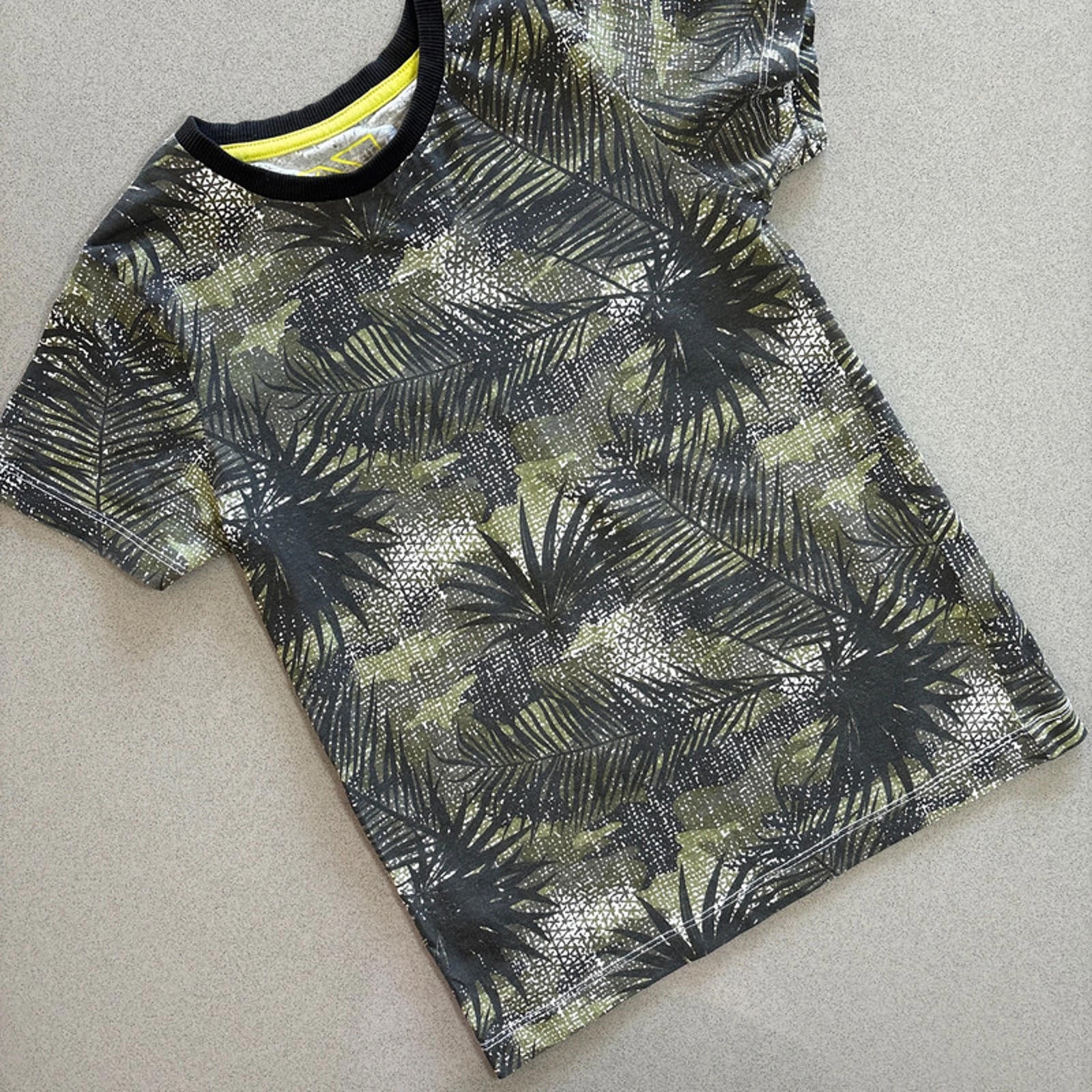 Boy age 6 years Matalan Green Camo Foliage Short Sleeve T-shirt (44 18)