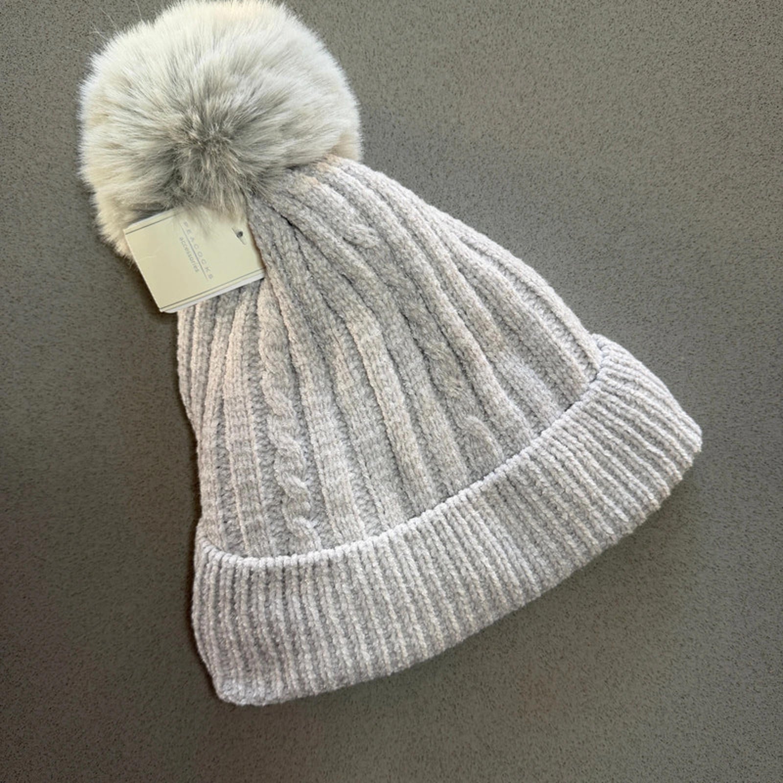 Girls Grey Knitted One Size Faux Fur Fleece Lined Bobble Hat BNWT (61 28)