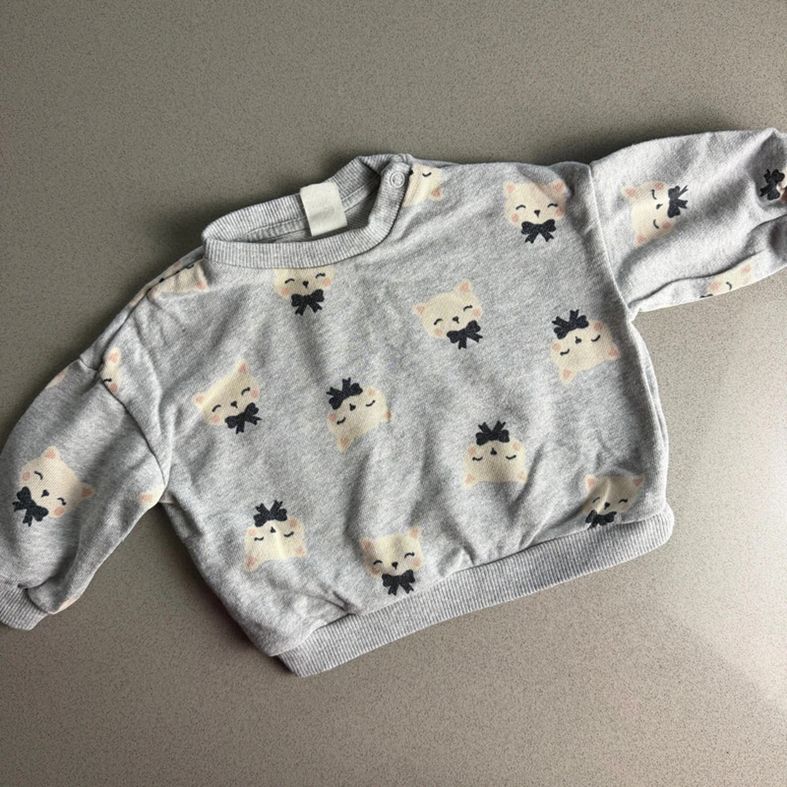 Baby Girl age 4-6 months H&M Grey Cat Sweatshirt (63 02)